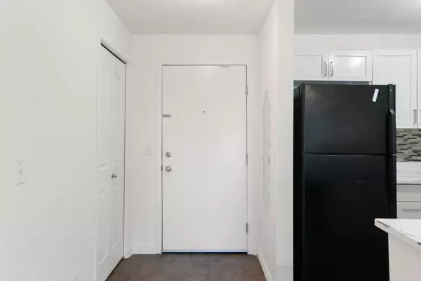 Calgary, AB T2Y 0H7,8 Bridlecrest DR SW #2204