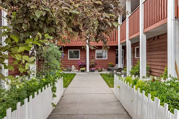 717 7th ST East #4, Canmore, AB T1W 2C3