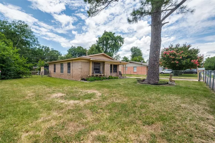 215 Satinwood Drive, Dallas, TX 75217