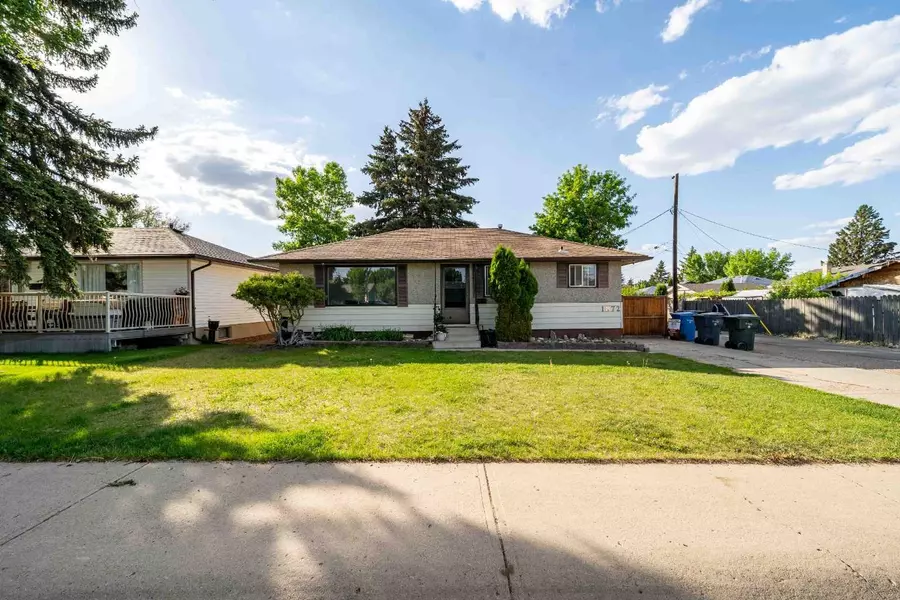 1872 29 ST Southeast, Medicine Hat, AB T1A2J1