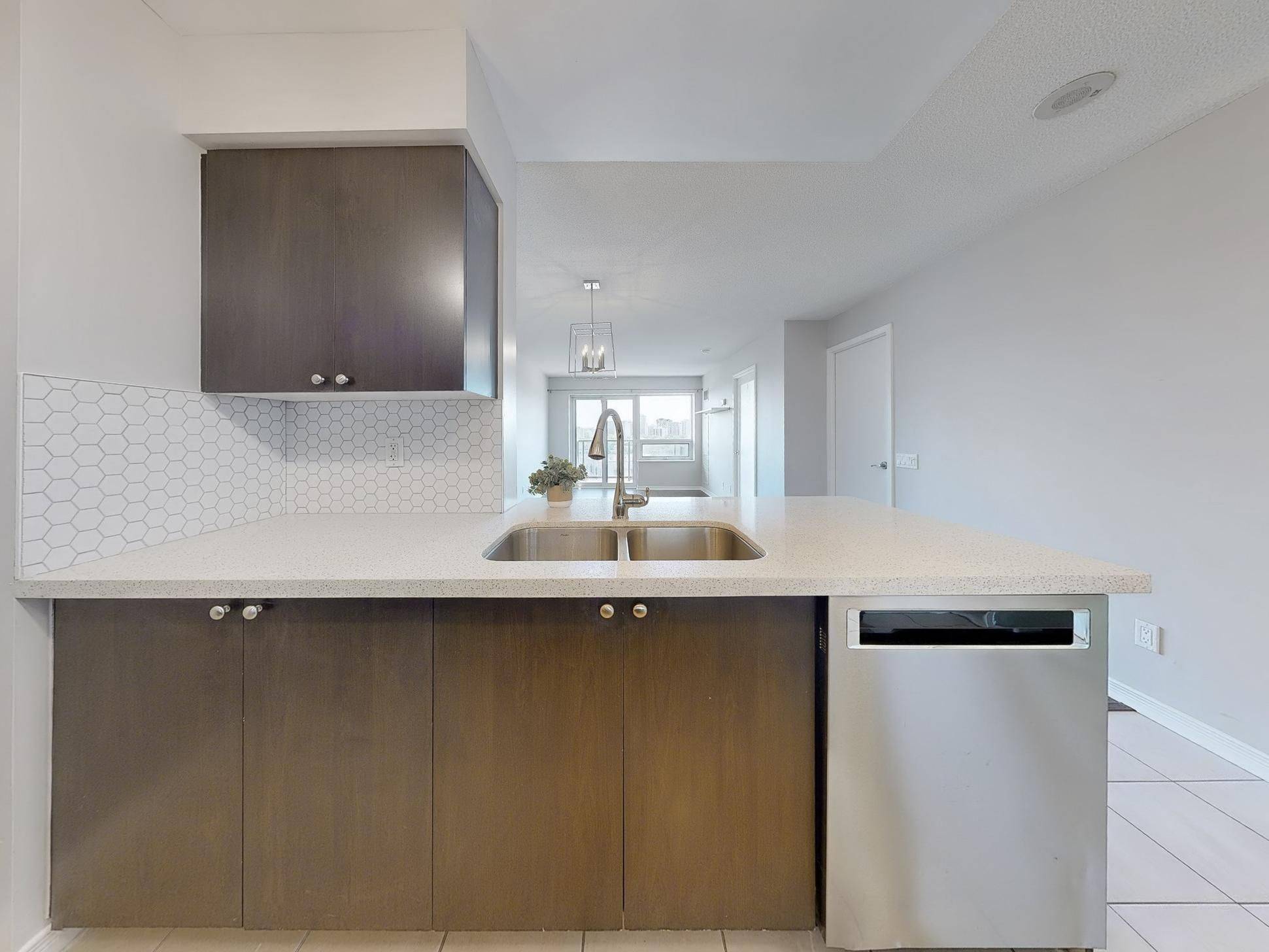 Toronto W02, ON M6P 5A2,61 Heintzman ST #816