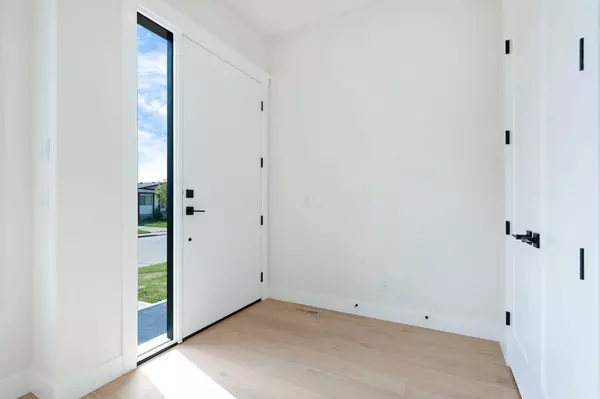 Calgary, AB T3C 1X5,1137 41 ST SW