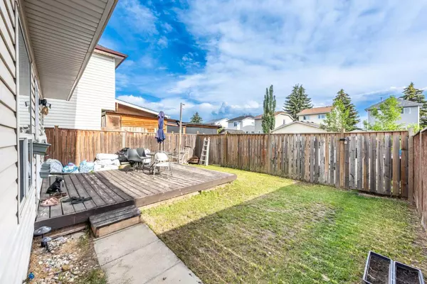 Calgary, AB T3B3H8,214 Erin CIR SE