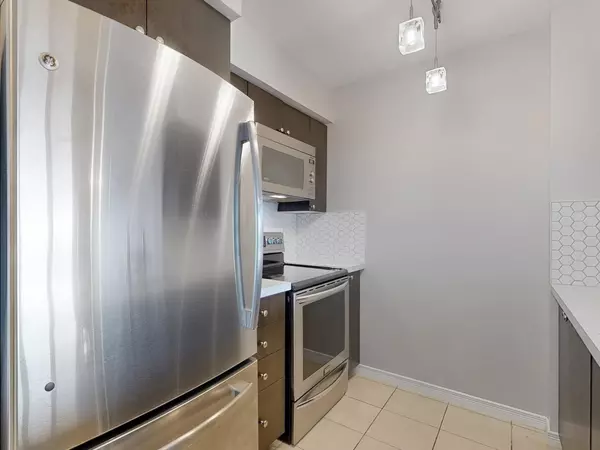 Toronto W02, ON M6P 5A2,61 Heintzman ST #816