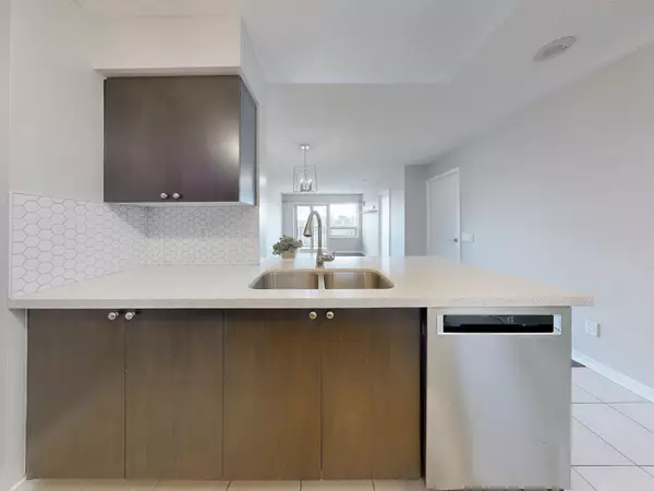 Toronto W02, ON M6P 5A2,61 Heintzman ST #816