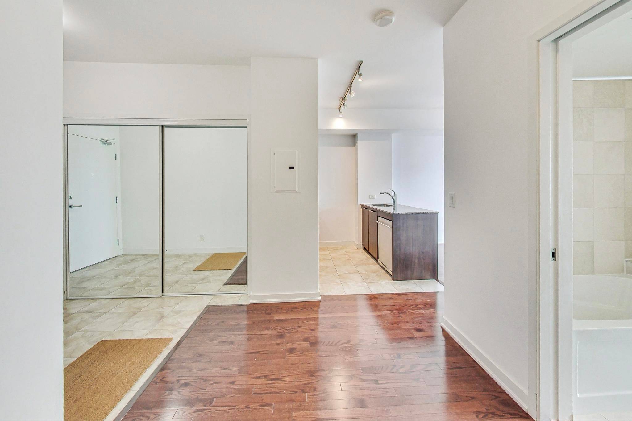 Toronto C01, ON M5J 0A9,12 York ST #2003