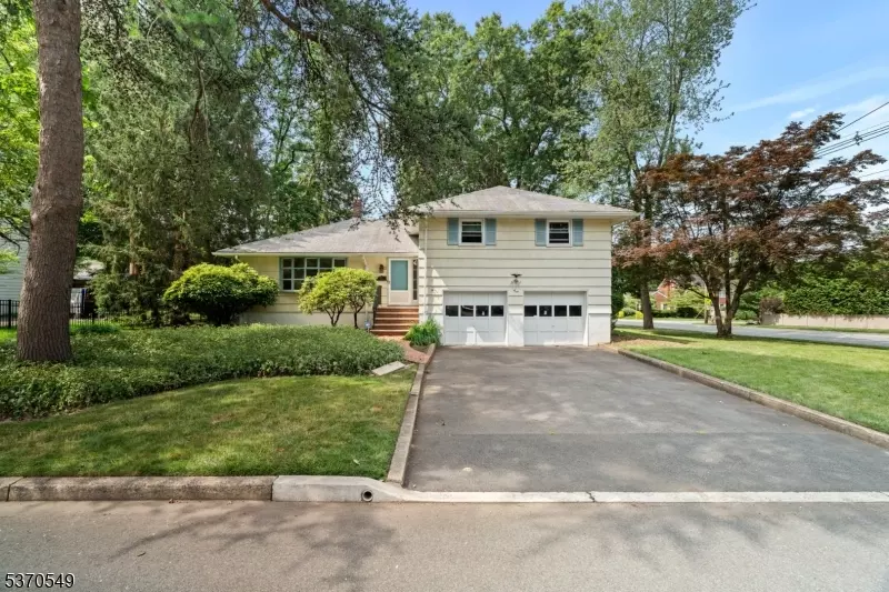 Cresskill Boro, NJ 07626,2 Churchill Rd