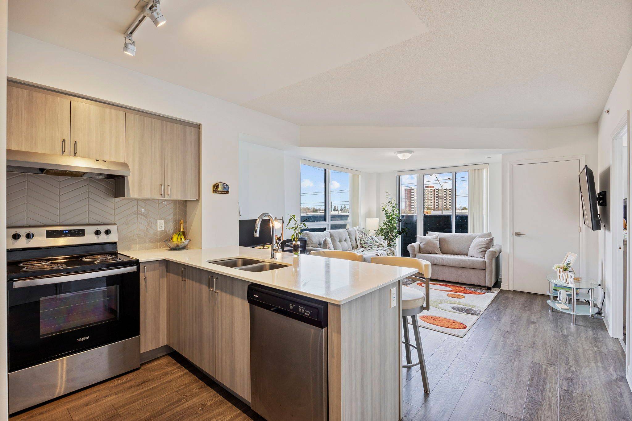 Toronto E10, ON M1E 0B9,1 Falaise RD #313