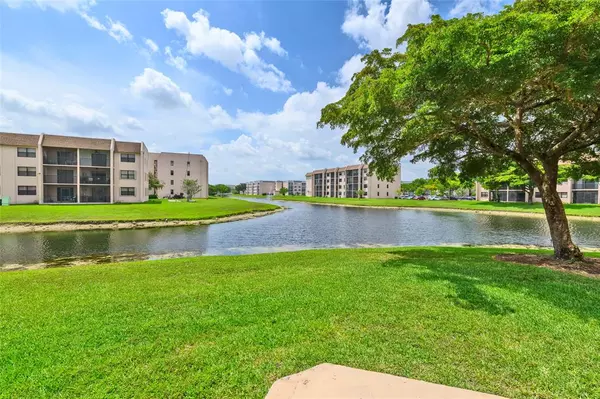Sunrise, FL 33322,10304 Sunrise Lakes Blvd #106