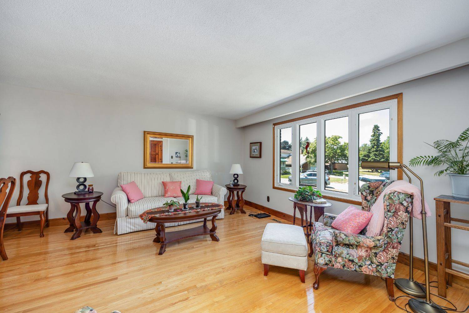 Oshawa, ON L1H 7B4,432 Karen CT