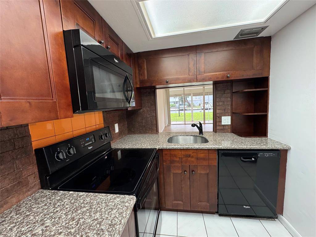 116 Royal Park Dr #1D, Oakland Park, FL 33309