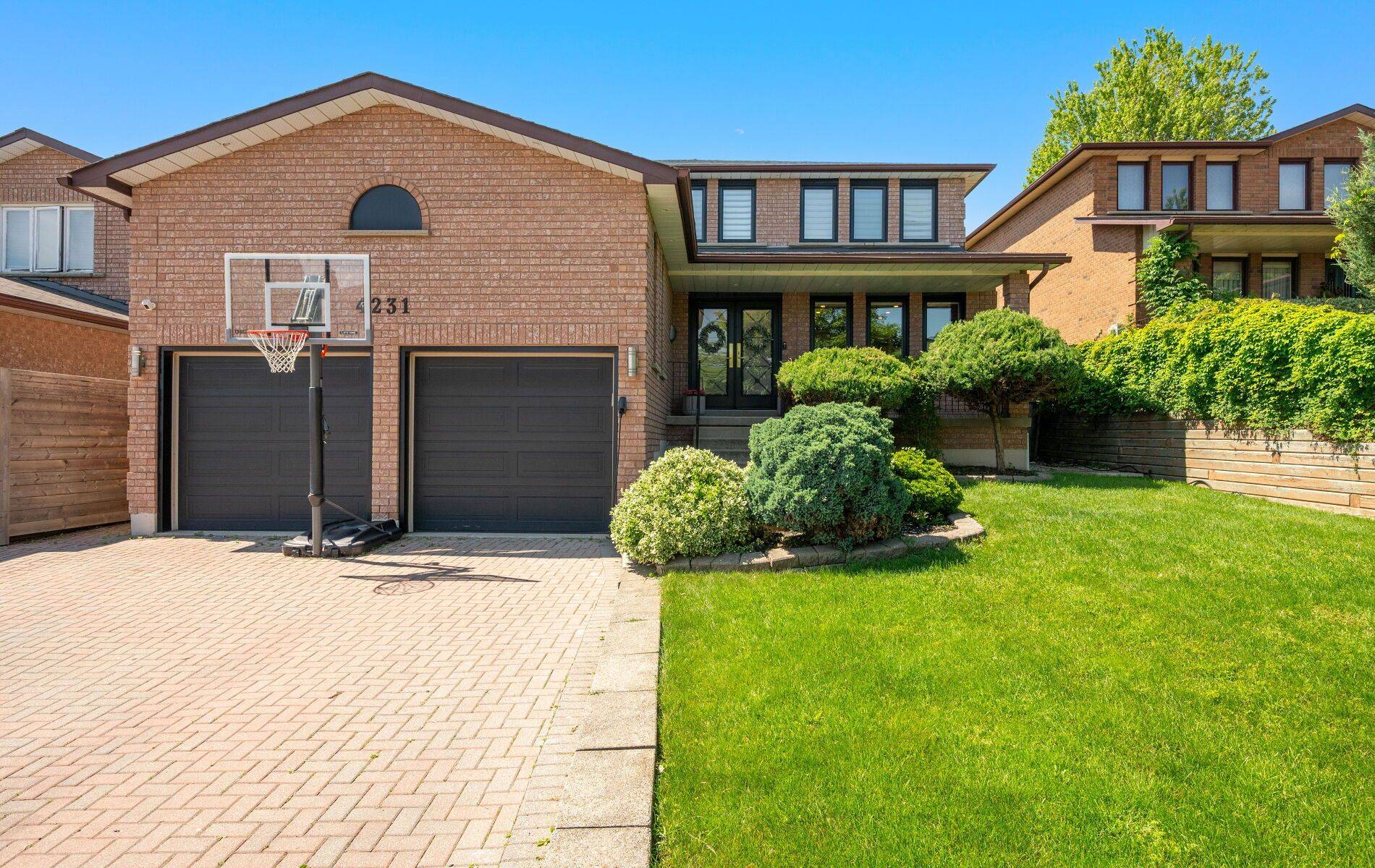 Mississauga, ON L4W 3G8,4231 Highgate CRES