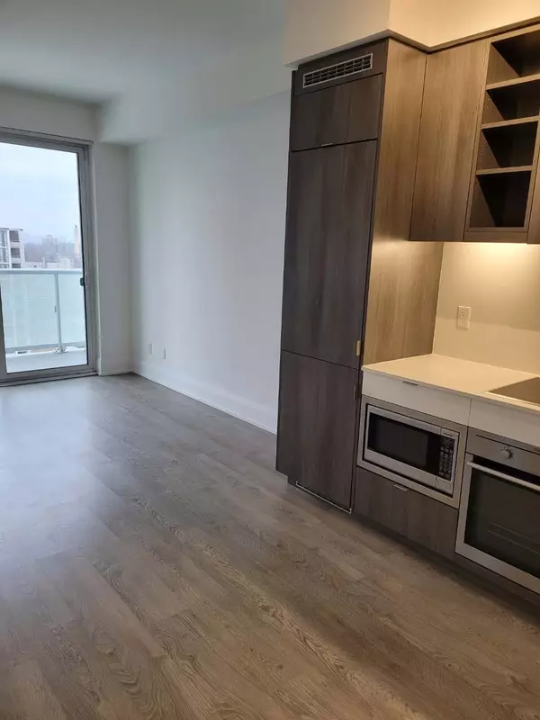 Toronto C10, ON M4P 1Y5,101 Erskine AVE E #905