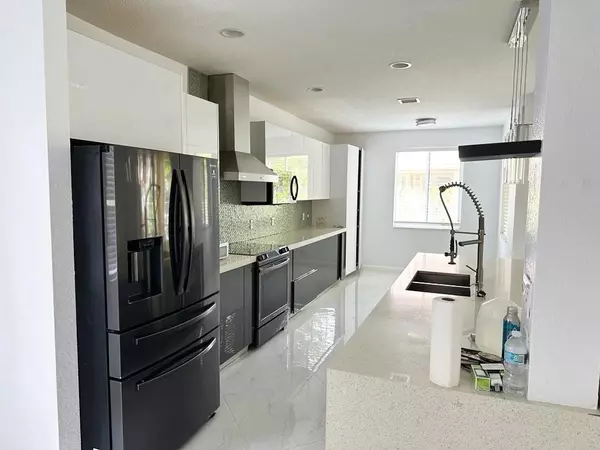 499 Conservation Dr, Weston, FL 33327
