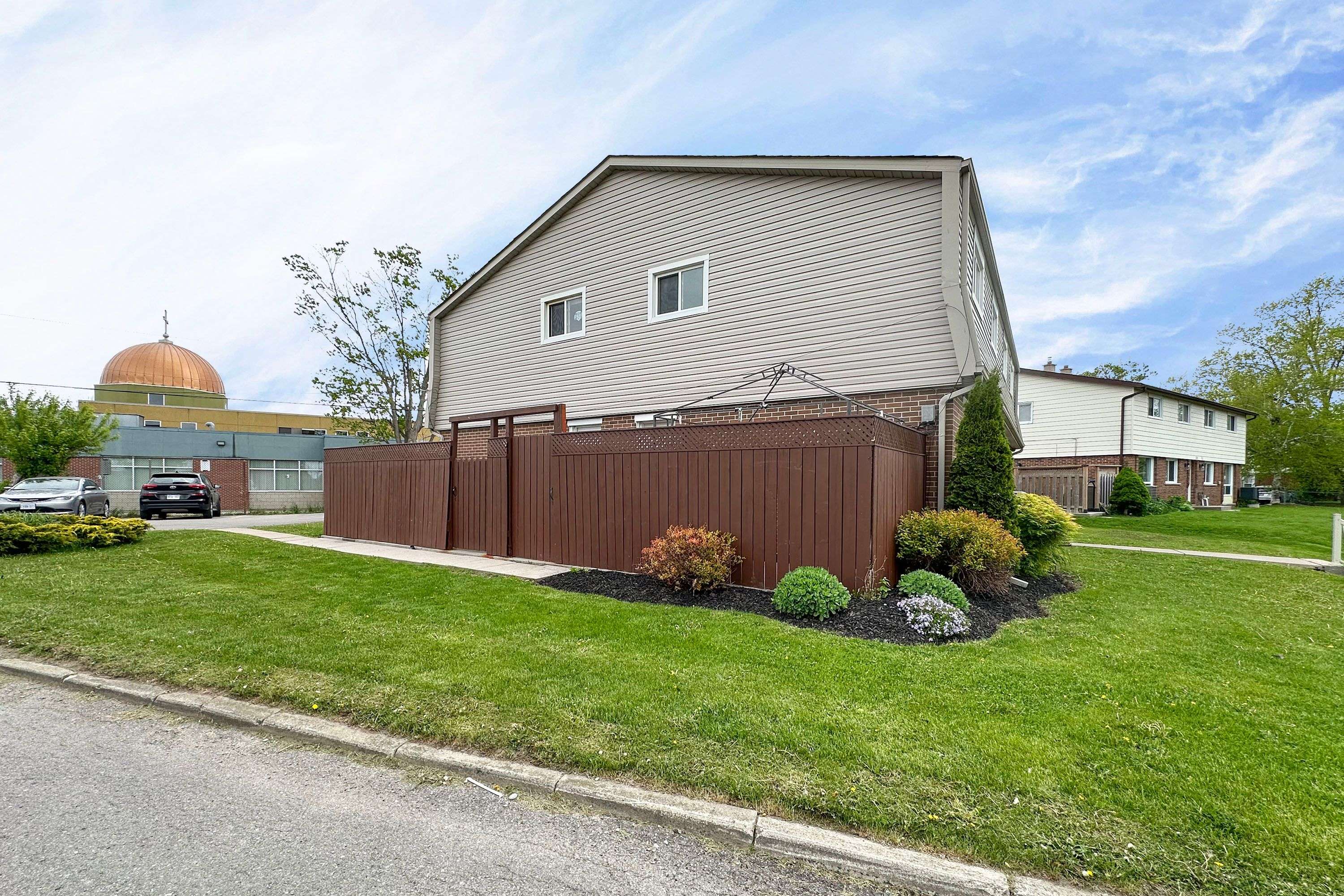 Oshawa, ON L1H 2X2,743 Cypress AVE #1