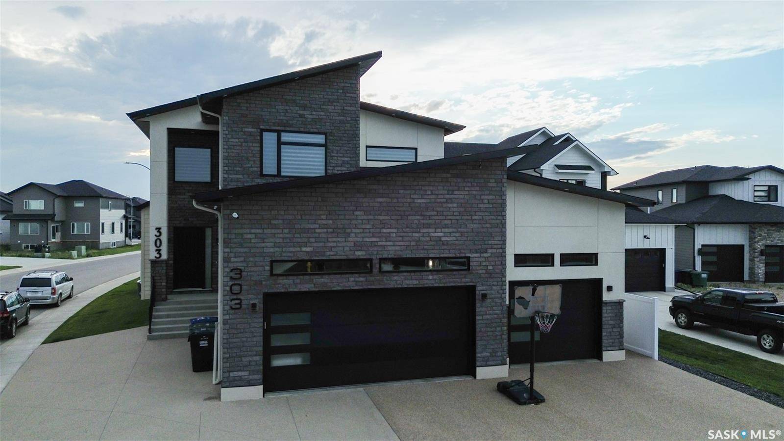 303 Woolf BAY, Saskatoon, SK S7W 1E5