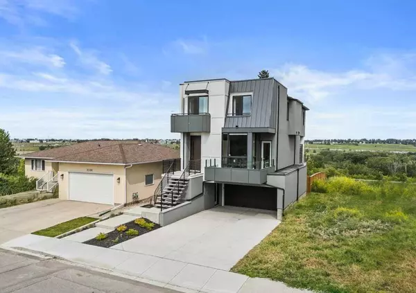 2226 8 ST NE, Calgary, AB T2E 4H6