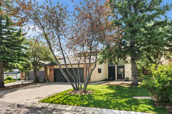 115 Berkshire PL NW, Calgary, AB T3K 1Z7