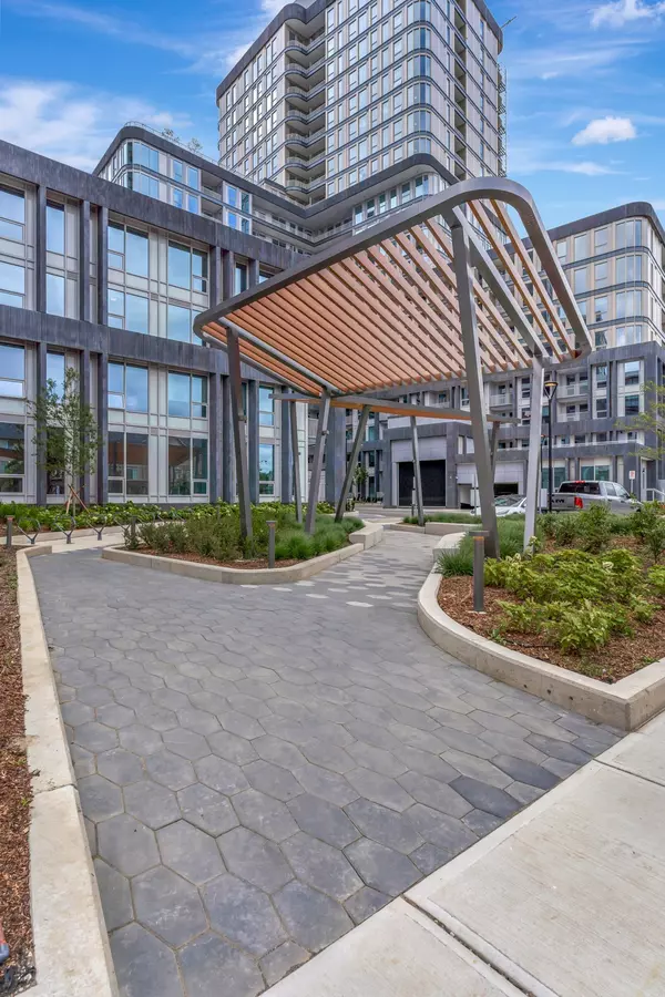 Oakville, ON L6H 8C8,3240 William Coltson AVE #523