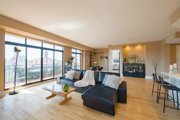Ottawa Centre, ON K2P 2P4,374 Cooper ST #603