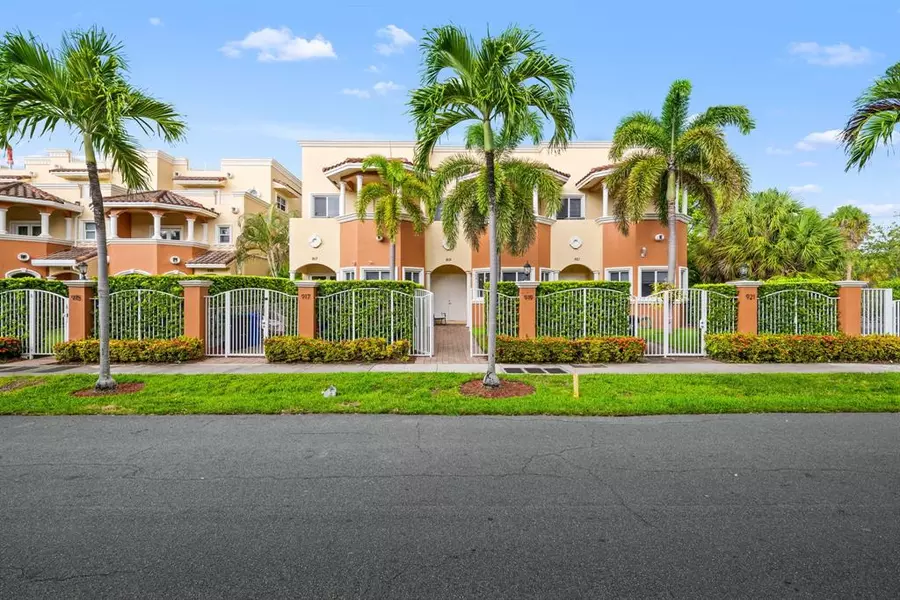 919 NE 17th Way, Fort Lauderdale, FL 33304
