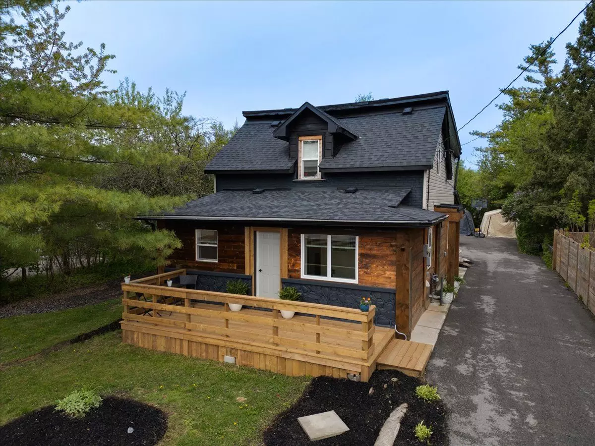 Innisfil, ON L0L 1C0,1020 Ewart ST