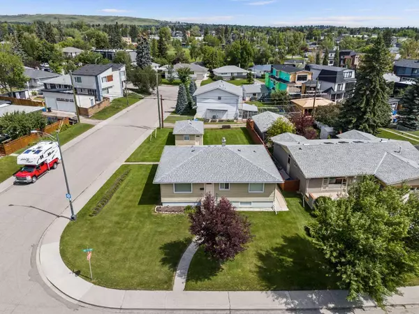Calgary, AB T2M4C7,2140 Halifax CRES NW