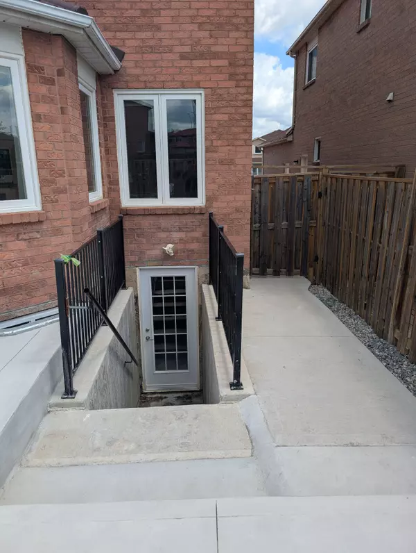 Mississauga, ON L5R 2C4,4470 Heathgate CRES