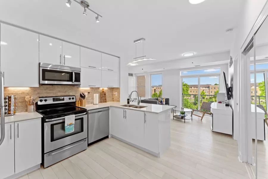 28 Prince Regent ST #325, Markham, ON L6C 0V5