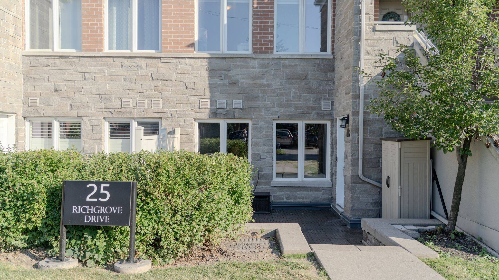 Toronto W09, ON M9R 0A3,25 Richgrove DR #106