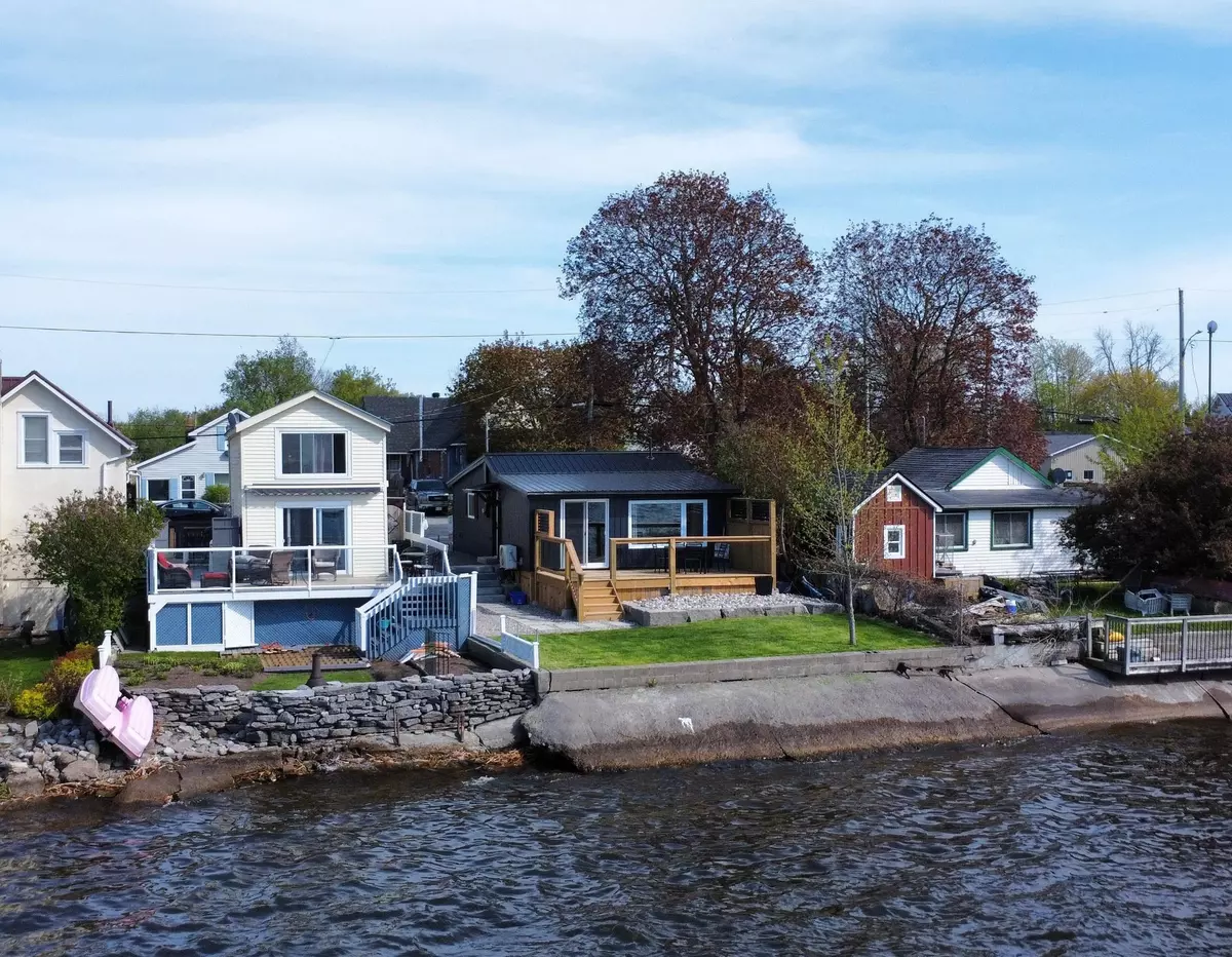 Prince Edward County, ON K8N 4Z1,80 Ridley ST