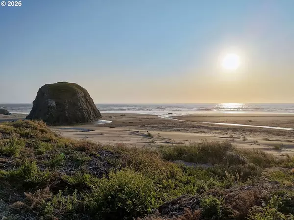 Bandon, OR 97411,4002 Beach Loop RD
