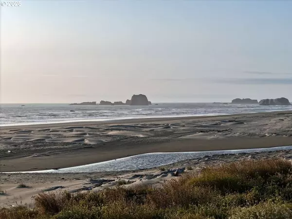 Bandon, OR 97411,4002 Beach Loop RD
