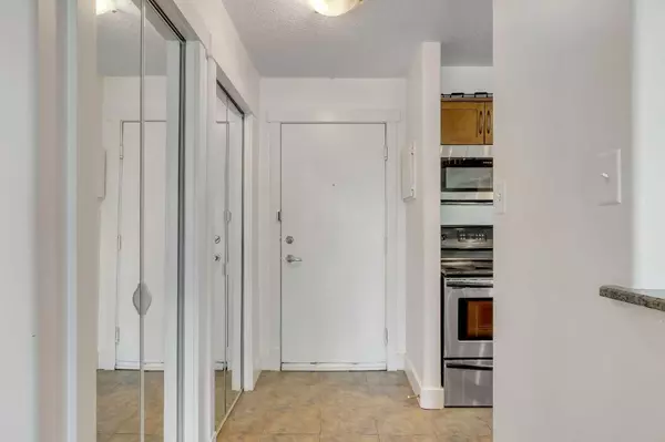Calgary, AB T3E 6S6,355 5 AVE NE #309