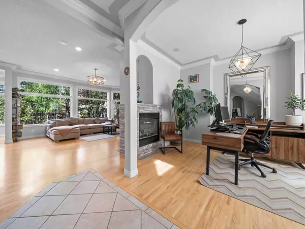 Calgary, AB T2Y 3T9,210 Evergreen Mews SW