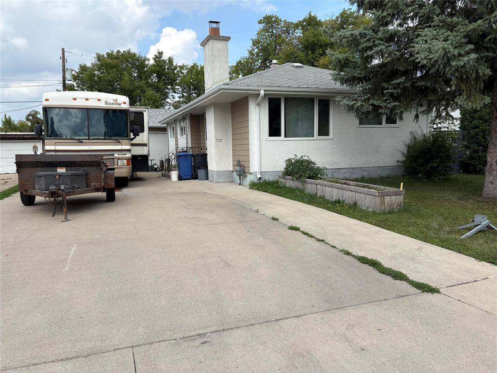 Winnipeg, MB R2K 2B9,737 Robin Hood CRES