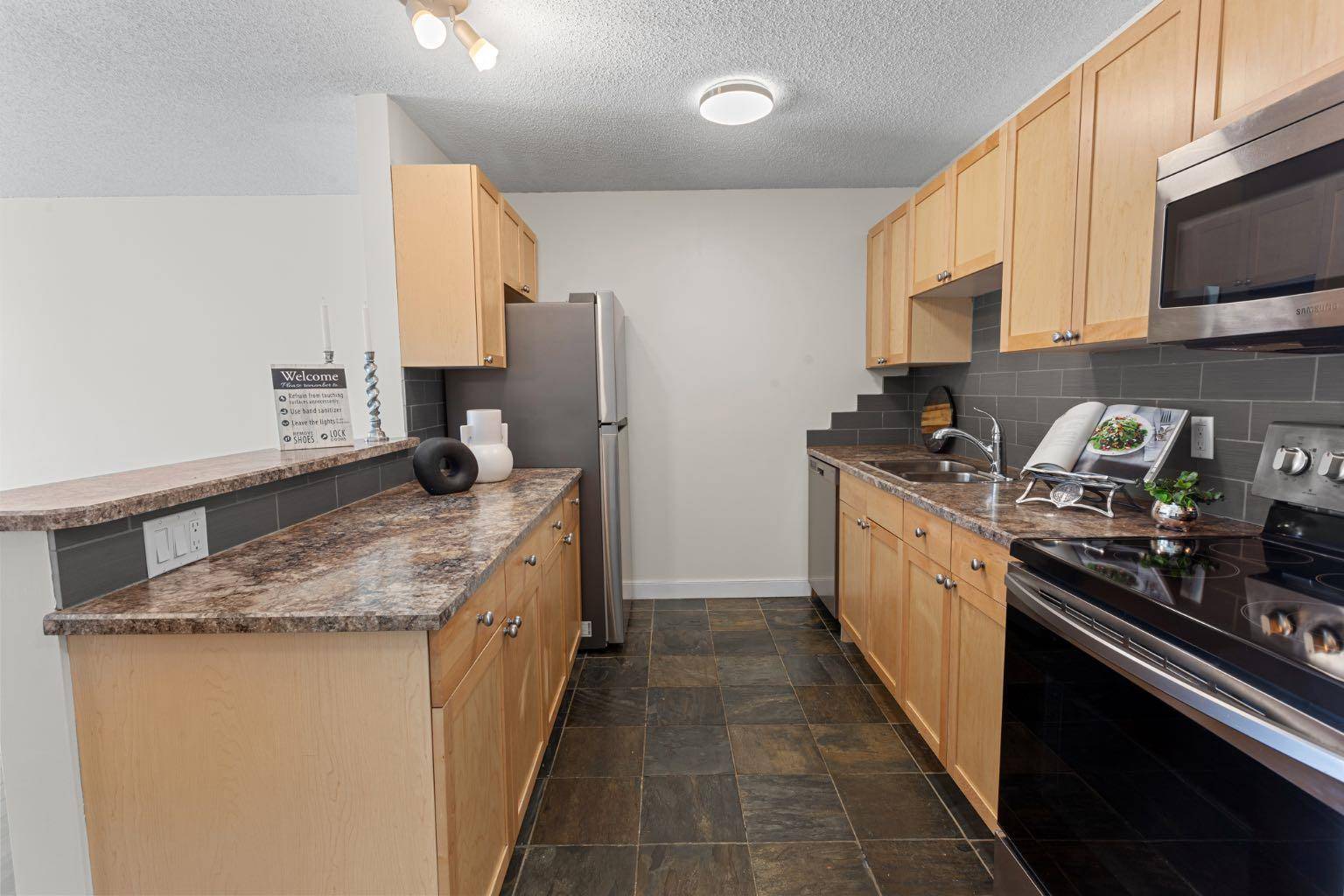 Calgary, AB T2T 0H1,930 18 AVE SW #312