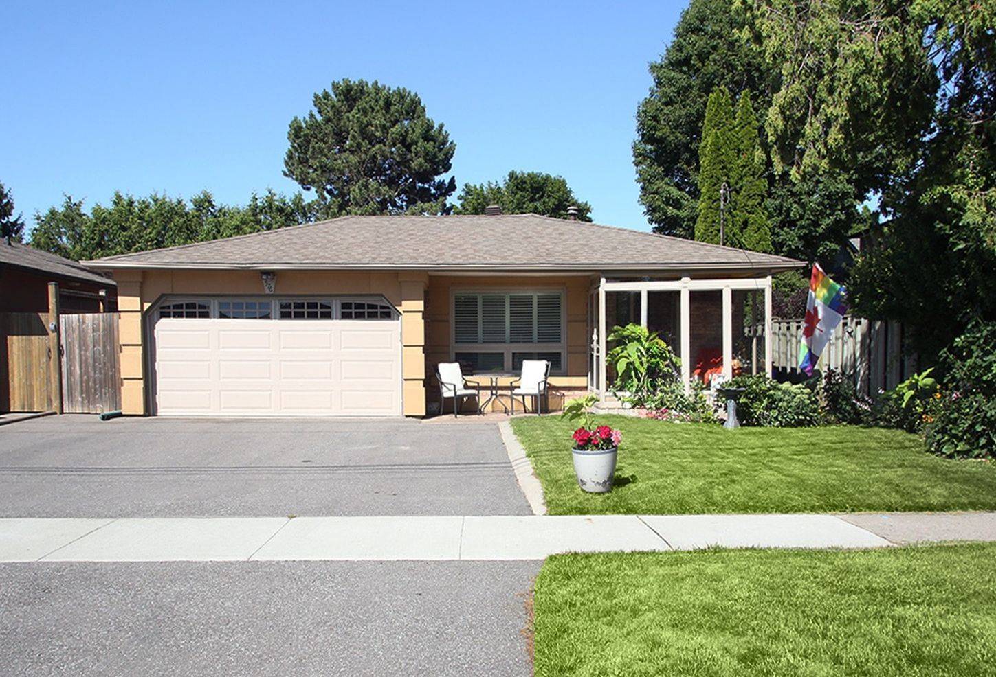 576 Rosebank RD, Pickering, ON L1W 2N5