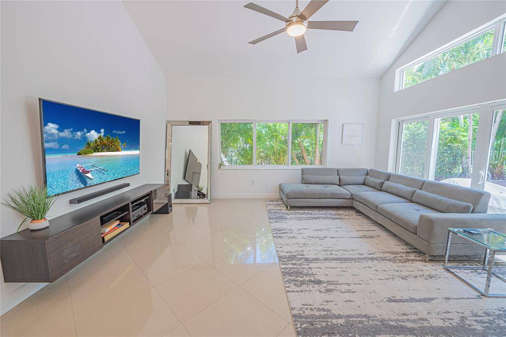 Hollywood, FL 33019,1135 W Lake St