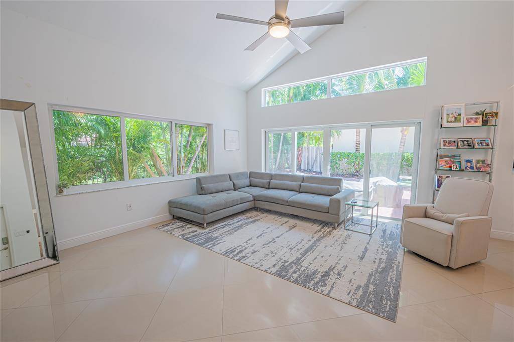 Hollywood, FL 33019,1135 W Lake St