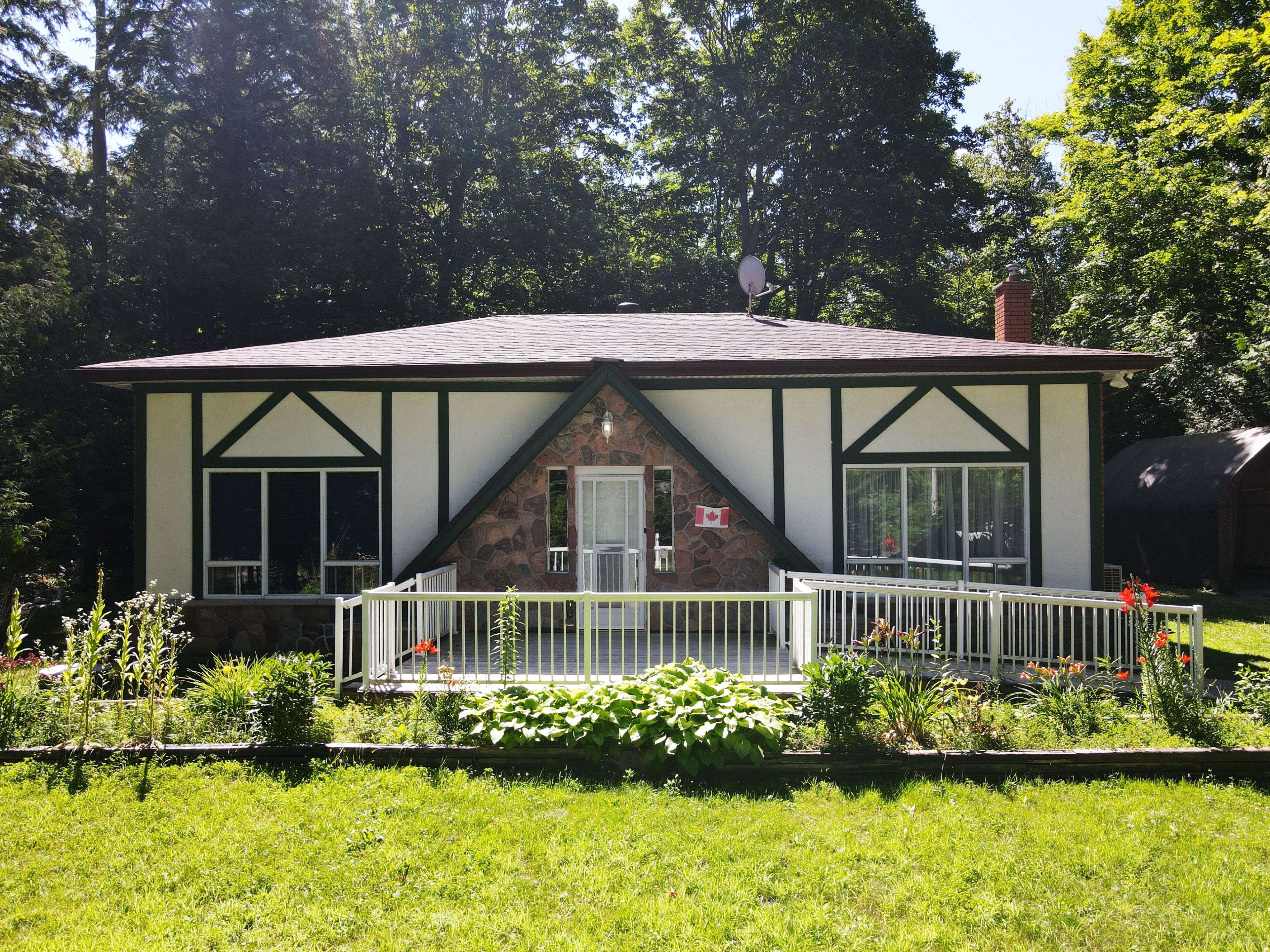 2284 Champlain RD, Tiny, ON L9M 0C6