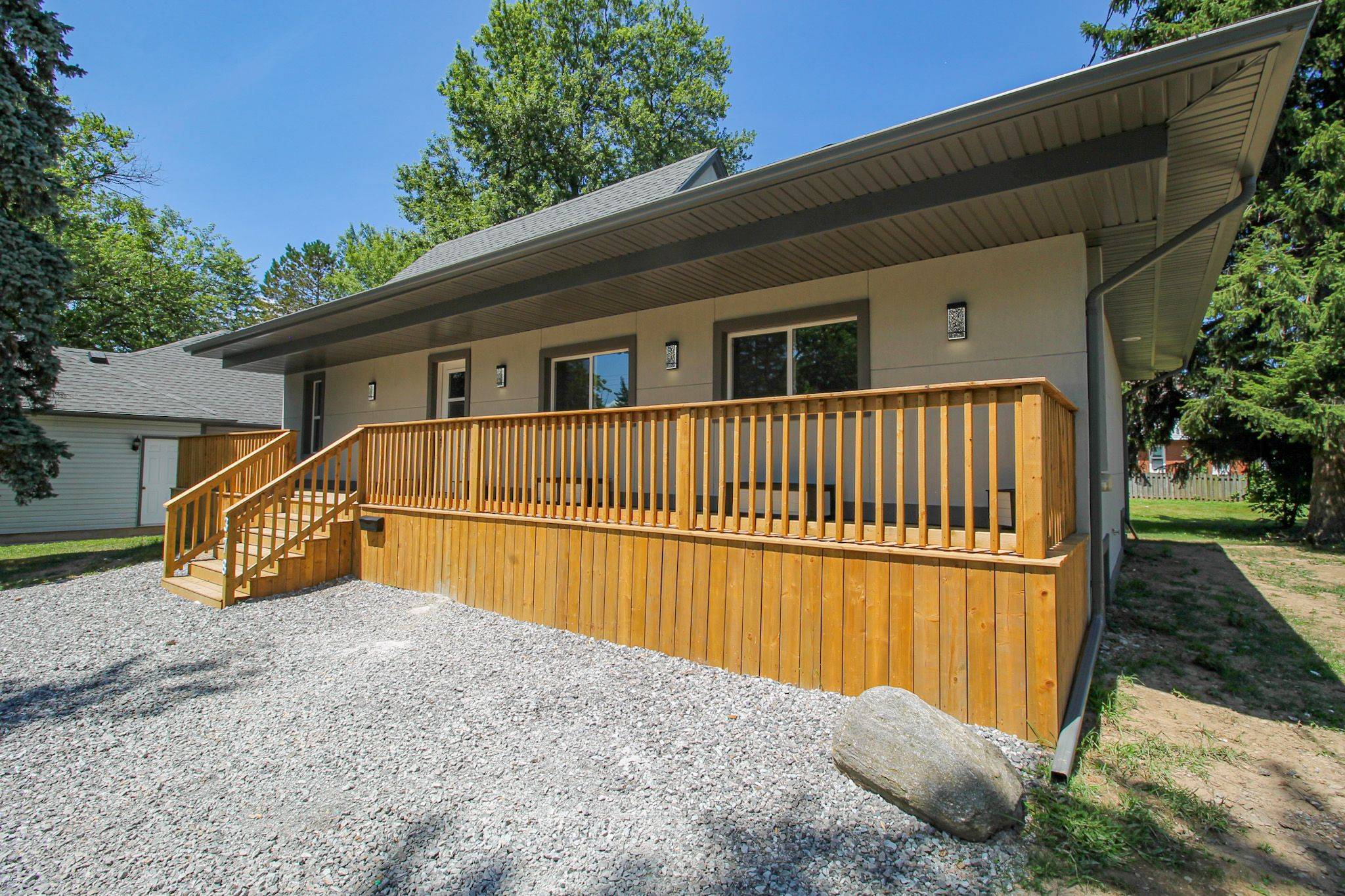 378 Thorold RD, Welland, ON L3C 3W6