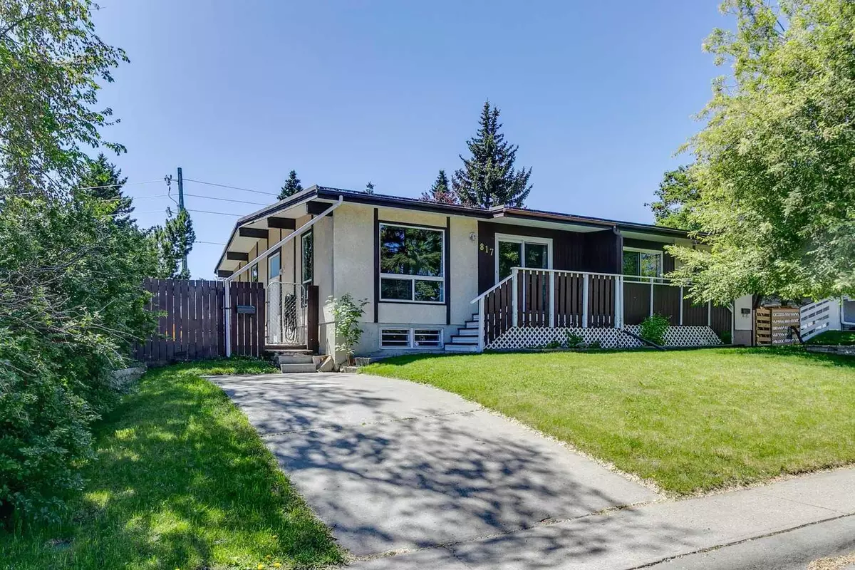 Calgary, AB T2W 1K2,817 Canfield WAY Southwest