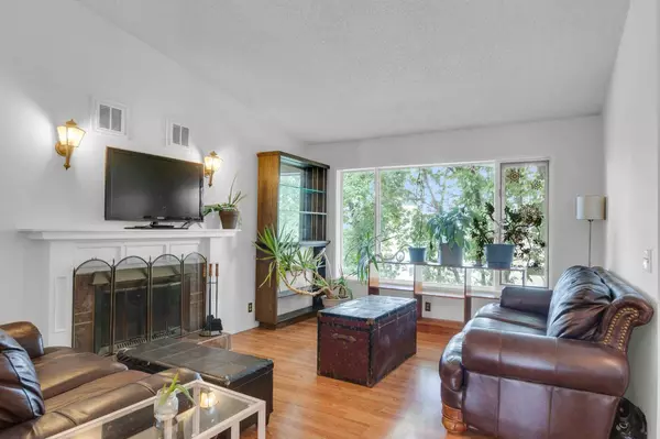 Calgary, AB T2T 4R9,2119 17A ST SW