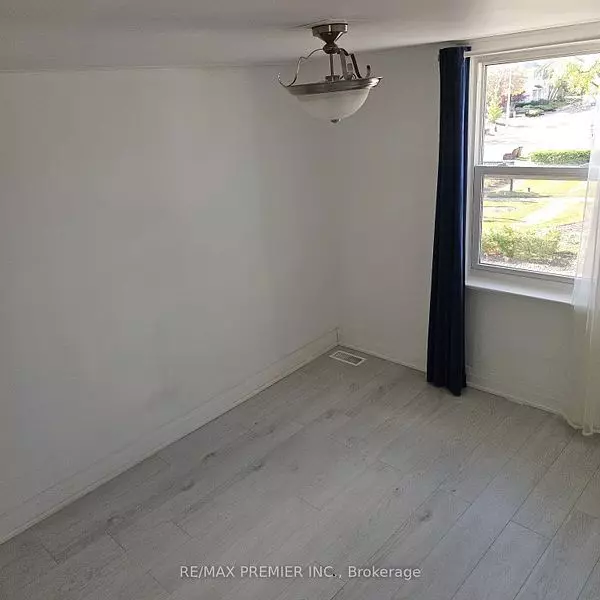 Aurora, ON L4G 1H8,64 Wellington ST E #2
