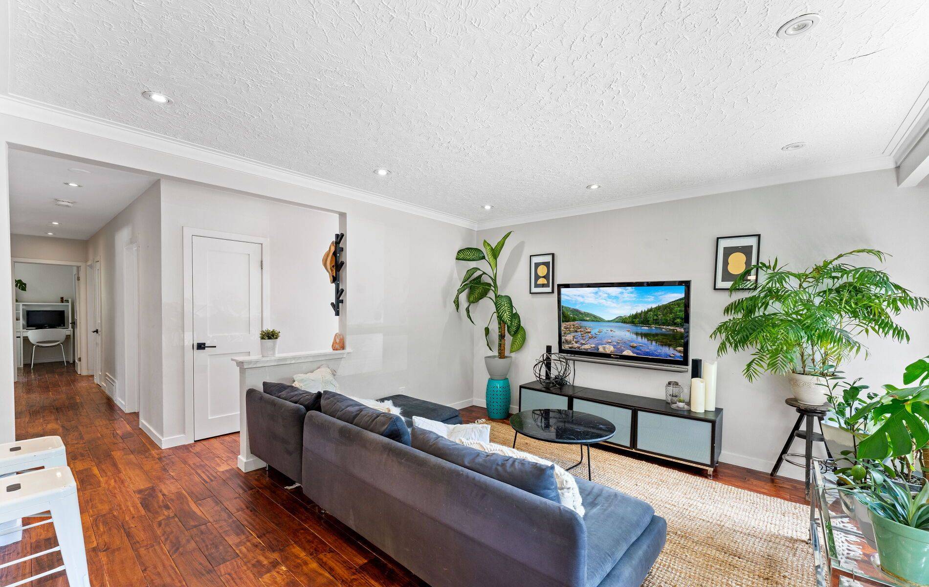 Toronto E10, ON M1E 3J8,24 Woodgrove DR
