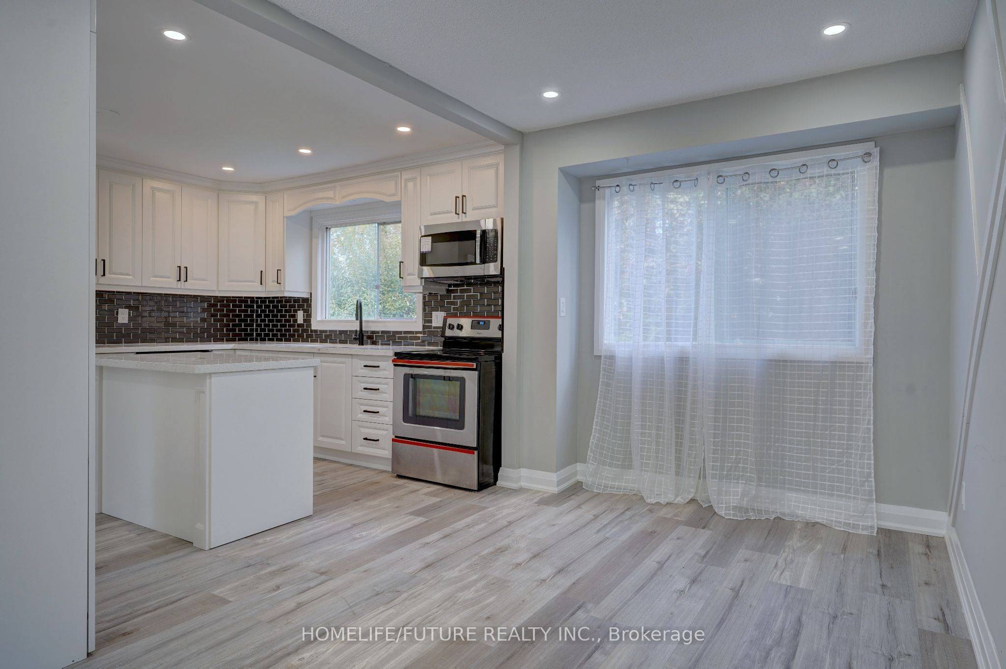 Oshawa, ON L1J 6G2,1299 Fenelon CRES