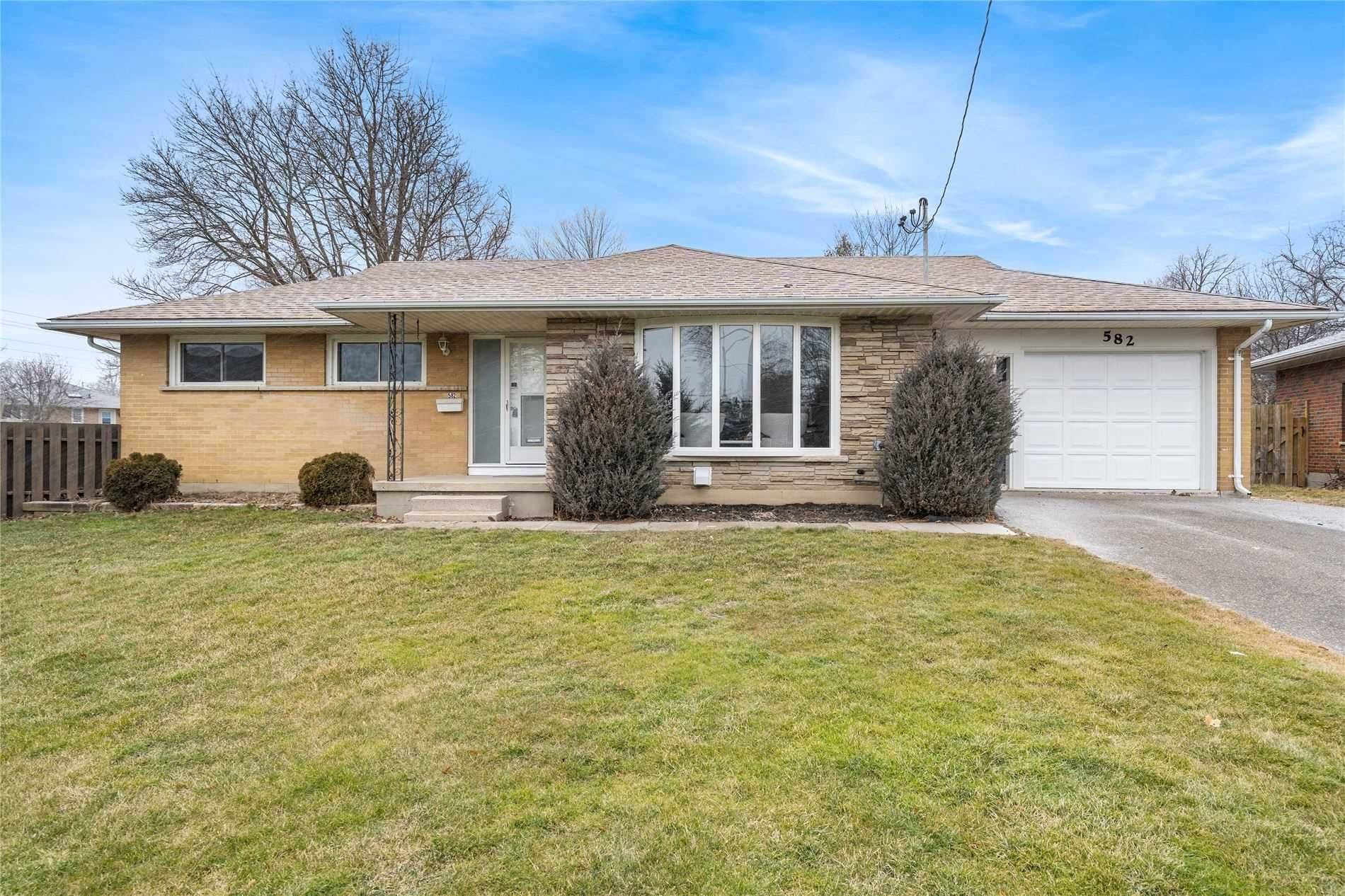 Oshawa, ON L1H 6S2,582 Carlyle CT #Main