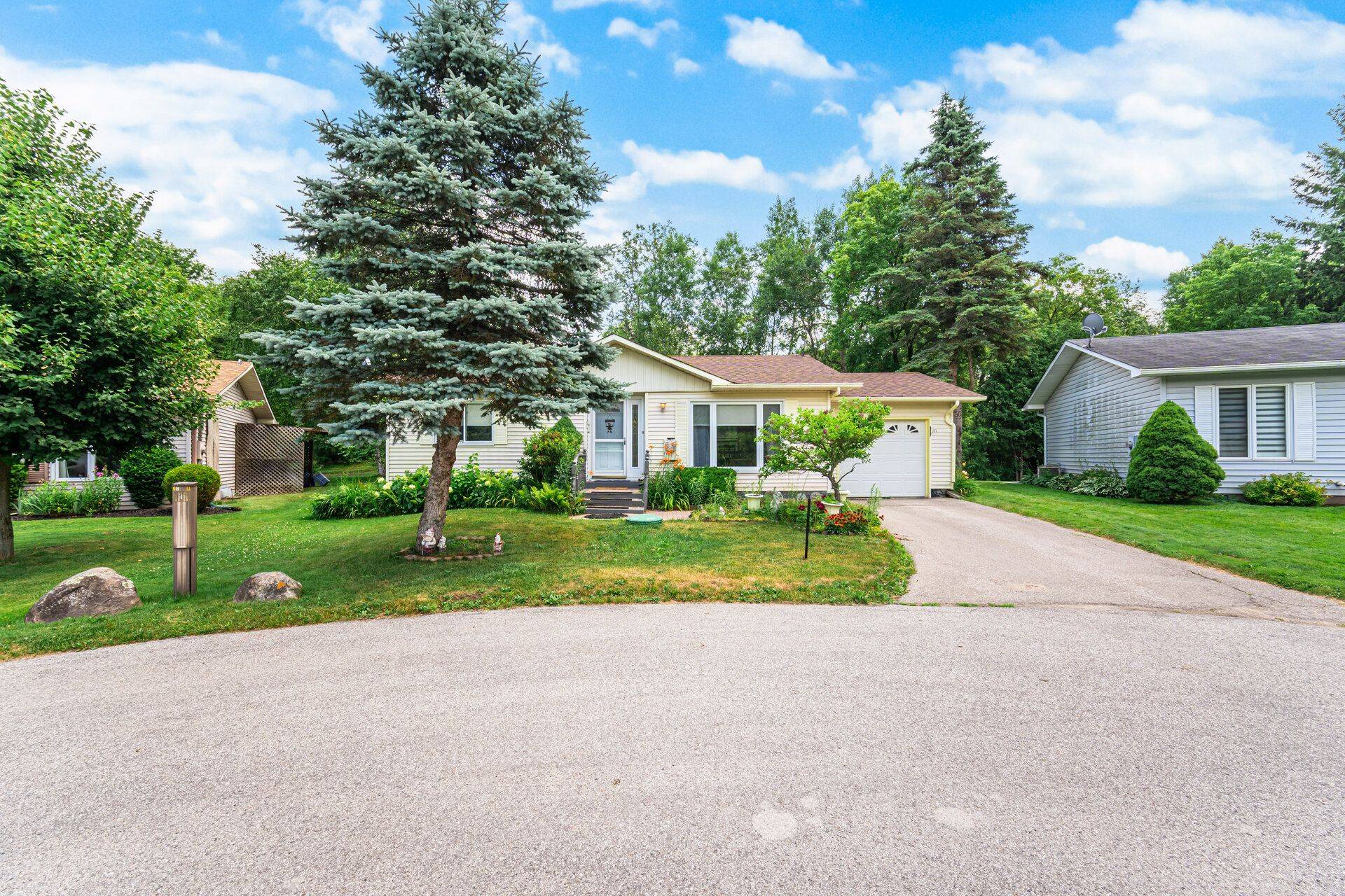 New Tecumseth, ON L0G 1W0,5 Pineview CT