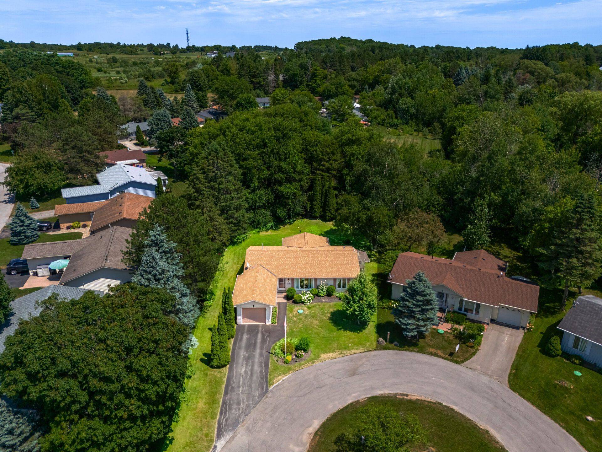 New Tecumseth, ON L0G 1W0,3 Pineview CT